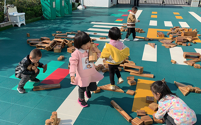 幼儿户外玩大型安吉积木