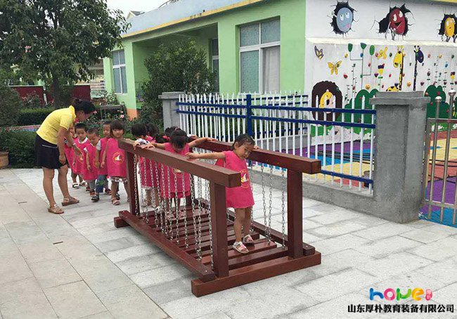 幼儿园走平衡木荡桥对幼儿的好处