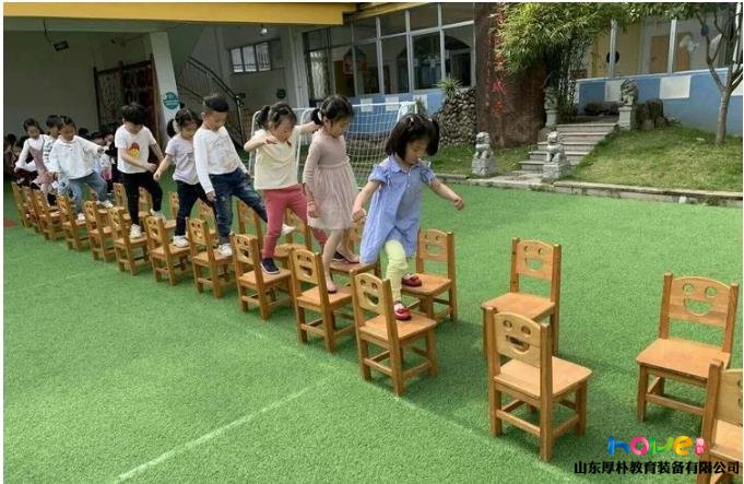 幼儿园《有趣的椅子》户外体育活动教案