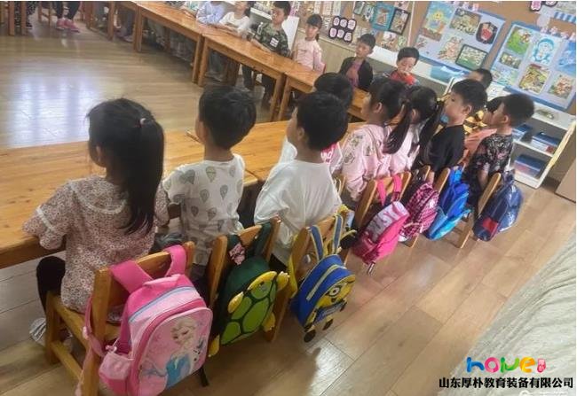 如何开展幼儿园大班学生整理书包柜的活动