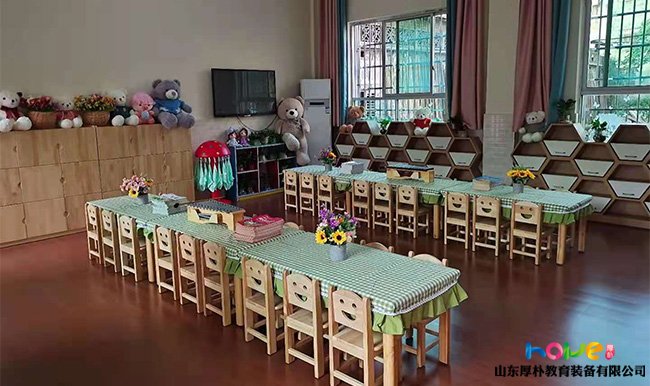  幼儿园桌椅组合室内钻爬游戏教案