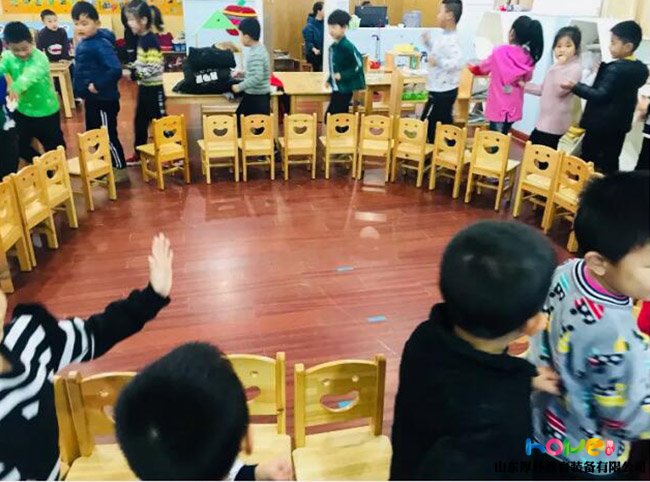  幼儿园桌椅组合室内钻爬游戏教案