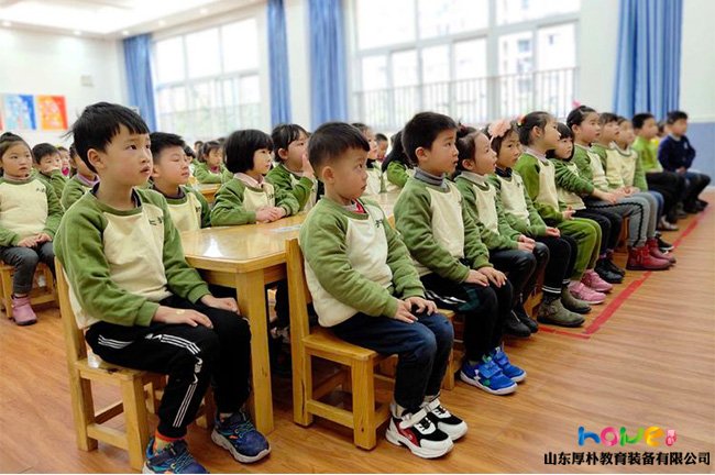 幼儿园拍椅子音乐律动游戏玩法教案