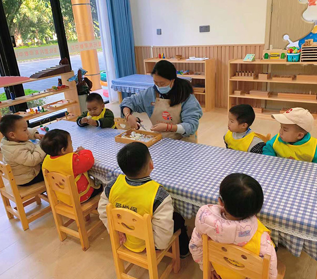 梁建章建议：大力兴建婴幼儿托育机构 改善家庭教育负担